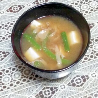 いんげんと舞茸と豆腐の味噌汁